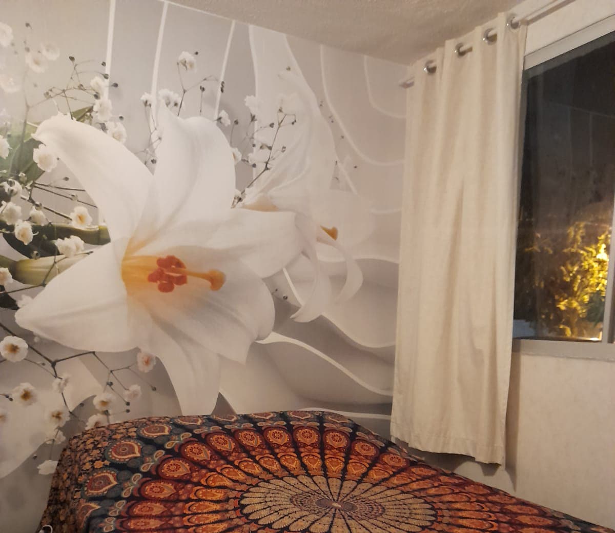 Schlafzimmer mit großformatiger Lilien-Fototapete an der Wand